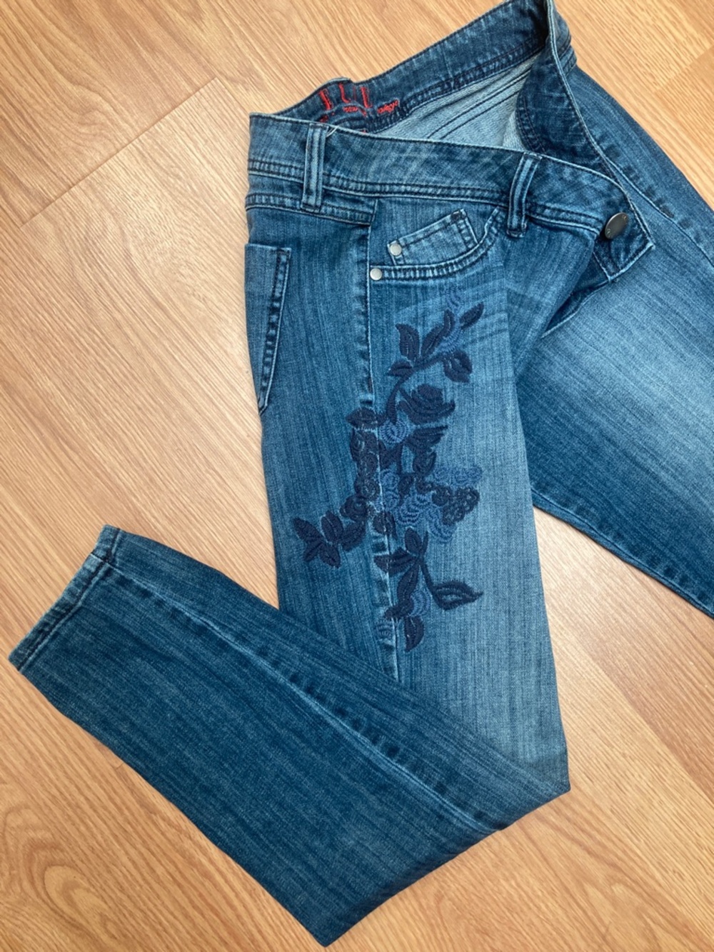 ELLE Paris Embroidered Floral Dark Wash Ankle Skinny Jeans - Size 8 NWOT